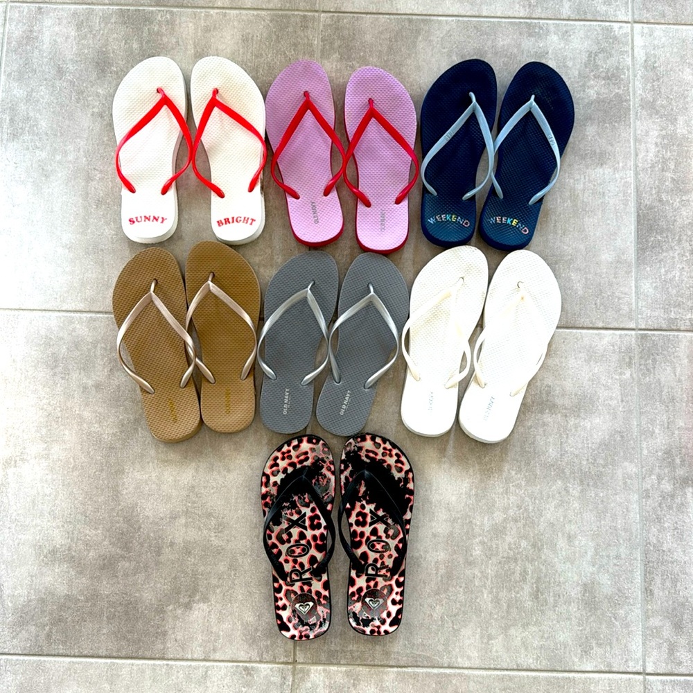 Bundle of 7 Pairs of Flip Flops- 2 GAP, 4 Old Navy, 1 Roxy- Sizes  8, 8.5, 9